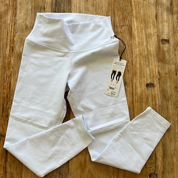 ALO Yoga Pants - ALO 7/8 high-waist airbrush legging white M